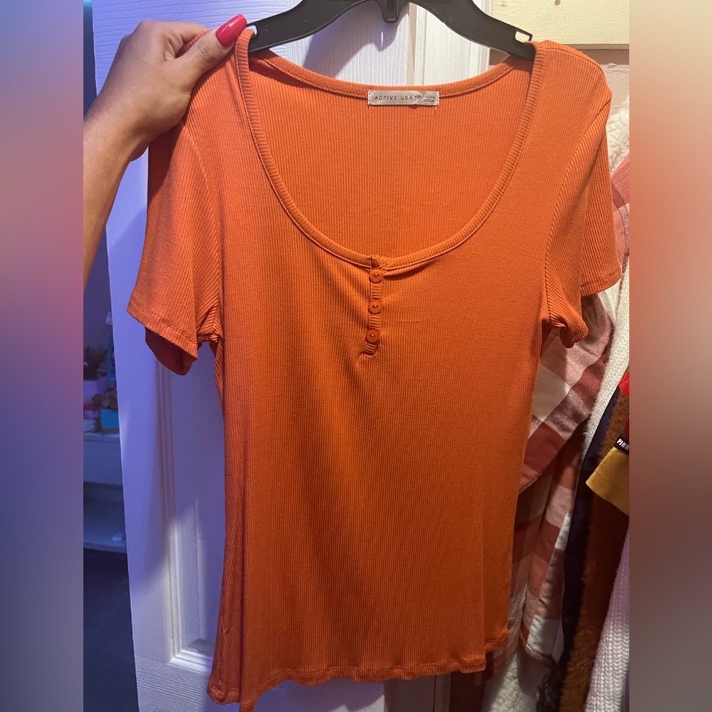 lowcut ribbed orange tee